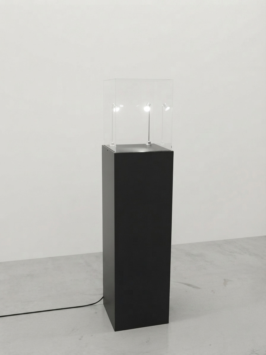 totem con teca e faretto